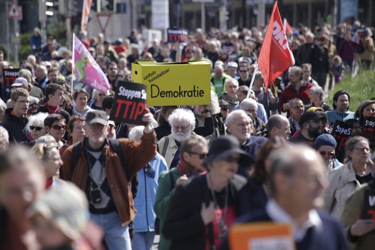 W swym oświadczeniu podkreśliła, że część argumentów przeciwników TTIP nie ma pokrycia w faktach. - Nie omawiamy współpracy w kwestiach, gdzie podejście UE i USA za bardzo się różni. Właśnie dlatego TTIP nie zmieni naszego reżimu względem żywności genetycznie modyfikowanej, czy wołowiny z hormonami wzrostu - to tylko dwa przykłady. I żaden produkt, który nie spełnia naszych wysokich unijnych standardów, nie zostanie dopuszczony na rynek Europy - zaznaczyła.