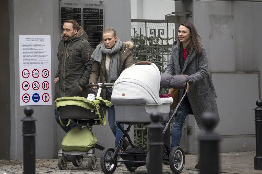 Łukasz Nowicki, Olga Paszkowska i Aleksandra Rosiak na spacerze z dziećmi