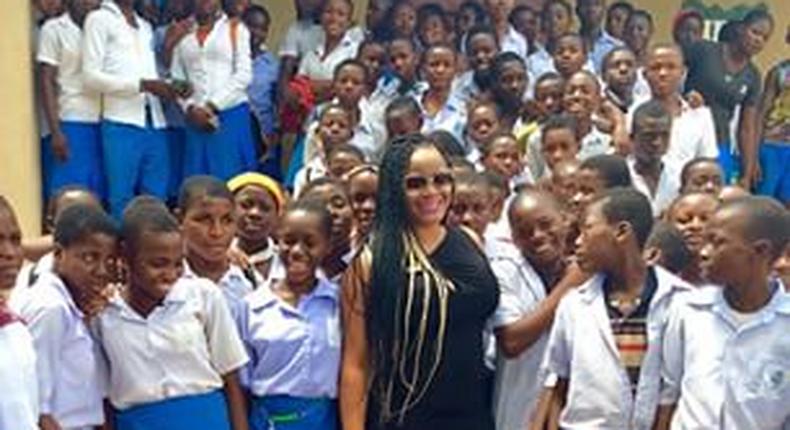 Uche Ogbodo visits students of a school in Enugu. 