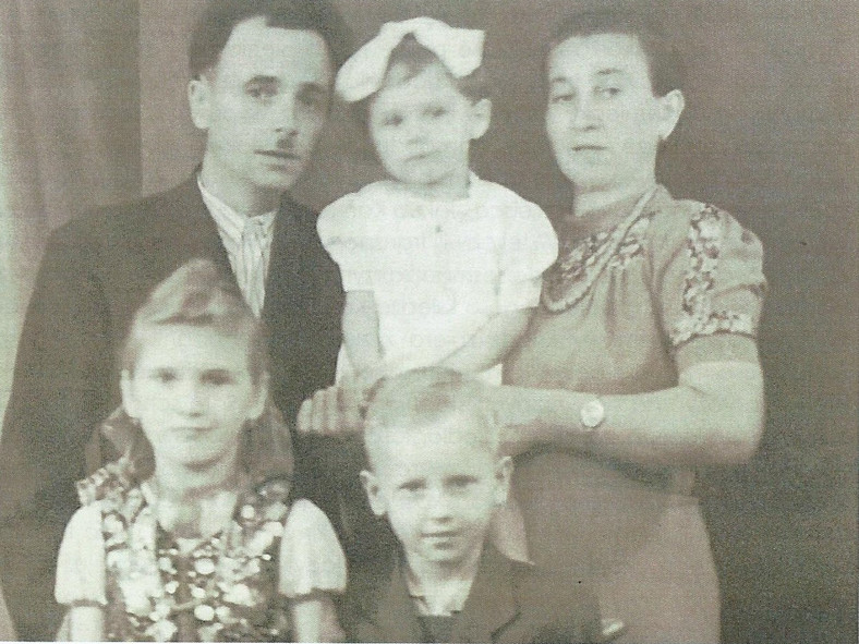 Państwo Grzesiakowie z dwoma córkami, na dole z prawej: mały Eugeniusz