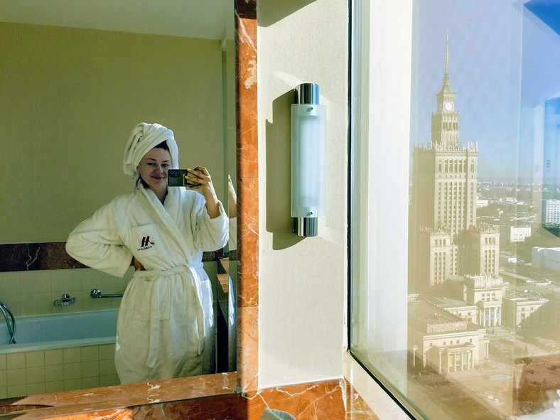 O baie în suita de afaceri de la etajul 35 al Hotelului Marriott, cu vedere la Palatul Culturii și Științei