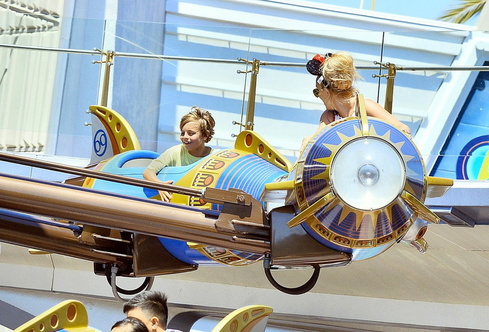Britney Spears z synami w Disneylandzie