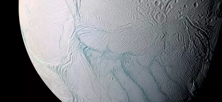 Enceladus, księżyc Saturna ma "tygrysie paski". Naukowcy wiedzą, skąd się wzięły