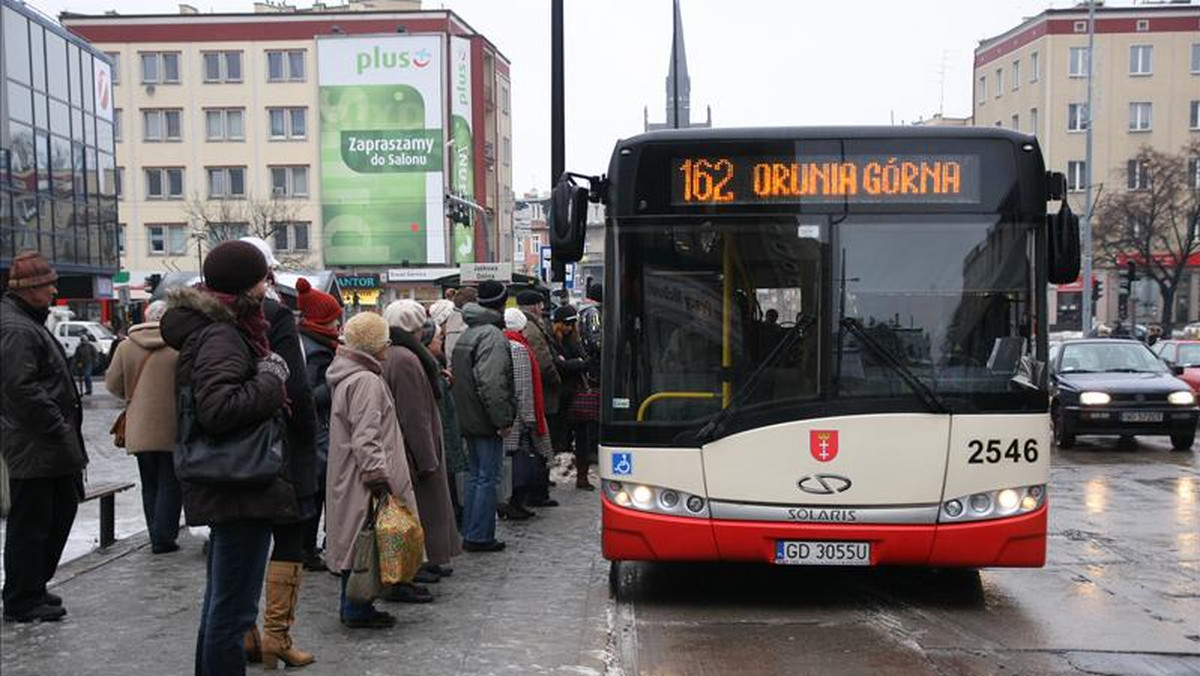 Komunikacja miejska w Gdańsku pozostawia wiele do życzenia. Nie chodzi tu o czystość w pojazdach i kulturę osobistą kierowców, ale punktualność. Niestety, gro autobusów się spóźnia. Co gorsza nie są to kilkuminutowe poślizgi, ale spore opóźnienia. Na dodatek są linie, które wiecznie nie przyjeżdżają na czas.