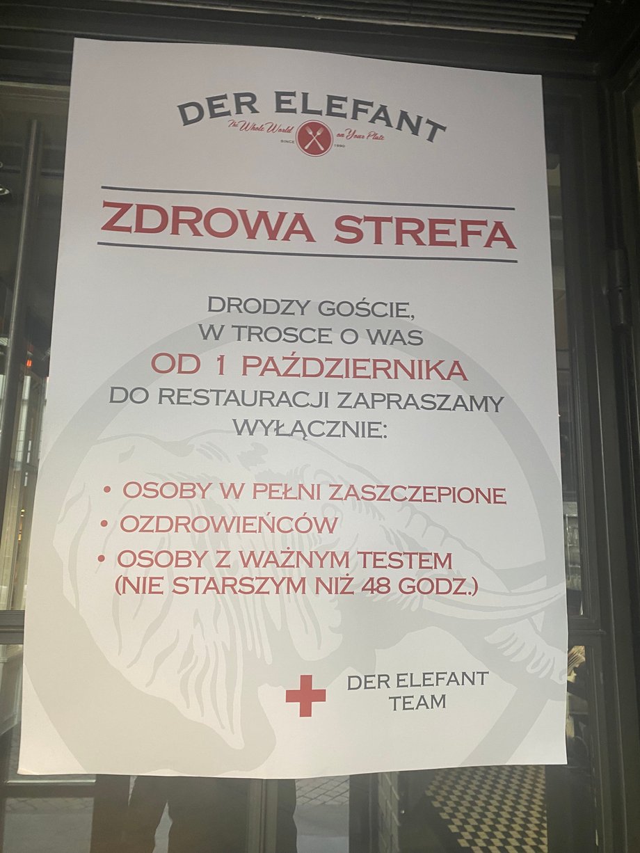  Plakat wywieszony przed wejściem do lokalu