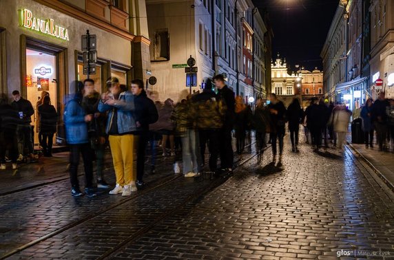 Ulica Szewska dzięki ulokowanym przy niej dyskotekom stała się popularna wśród młodych ludzi