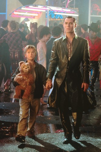 Haley Joel Osment i Jude Law w filmie 'A.I. Sztuczna inteligencja'