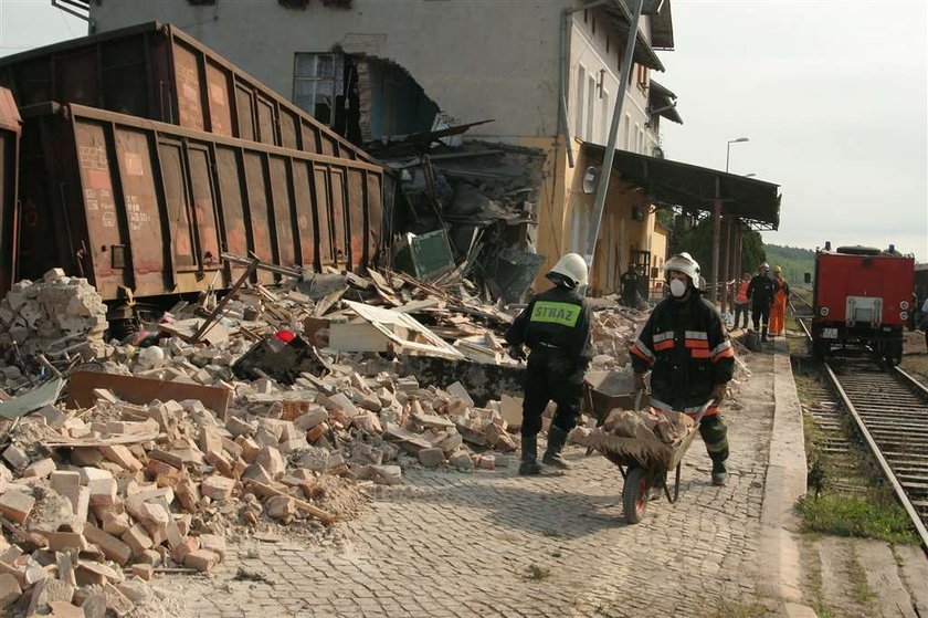 Pociąg wjechał w budynek. Są ofiary śmiertelne!