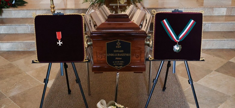 Poruszające chwile na pogrzebie Edwarda Linde-Lubaszenki. Uroczystość ma charakter państwowy [FOTO]