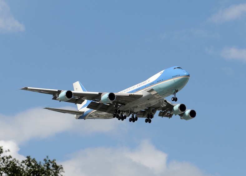 Samolot Air Force One to model Boeing VC-25A, specjalna przeróbka jumbo-jeta. Na zdjęciu startujący Air Force One