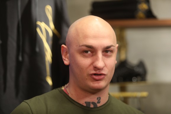 NAKON ŠTO MU JE POLICIJA UPALA NA NASTUP U SUTOMORU I PRIVELA GA Oglasio se Desingerica, evo koju kaznu je dobio: "Svako radi svoj posao"