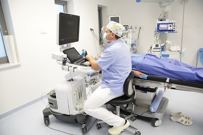 Előrelépés a mellrák és pajzsmirigy műtétekben: elsőként hazánkban oktatnak és alkalmaznak vágás nélküli technikákat