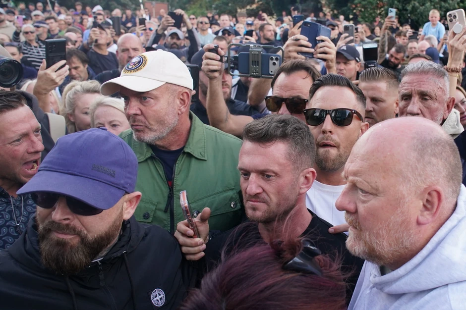 Tomi Robinson na protestu u Sautemptonu 2. juna nakon ubistva 18-godišnjeg Henrija Novaka