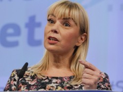 Bieńkowska zachwala nowe prawo dotyczące silników. Europosłanka: to godne pożałowania