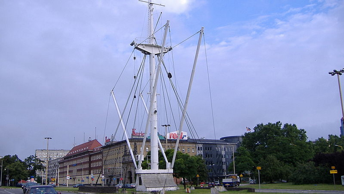 Od 2013 roku miasto szuka nowego miejsca dla masztu Maciejewicza, który ponad dwie dekady stał na wjeździe do Szczecina. Zastępca prezydenta Szczecina, Daniel Wacinkiewicz, poinformował, że kończą się rozmowy dotyczące ustawienia masztu na... Łasztowni.