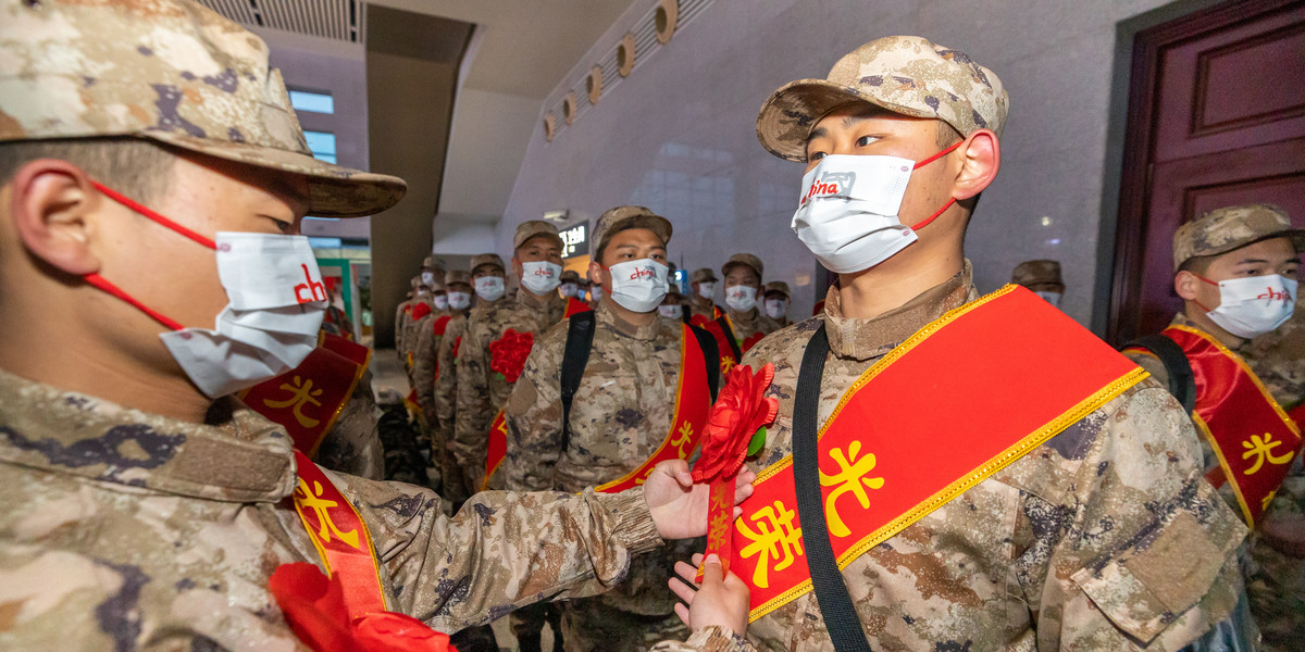 Ceremonia pożegnania rekrutów w Zhaozhang w Chinach.