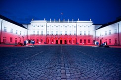 Przed Pałacem Prezydenckim powinien stanąć pomnik smoleński? SONDAŻ