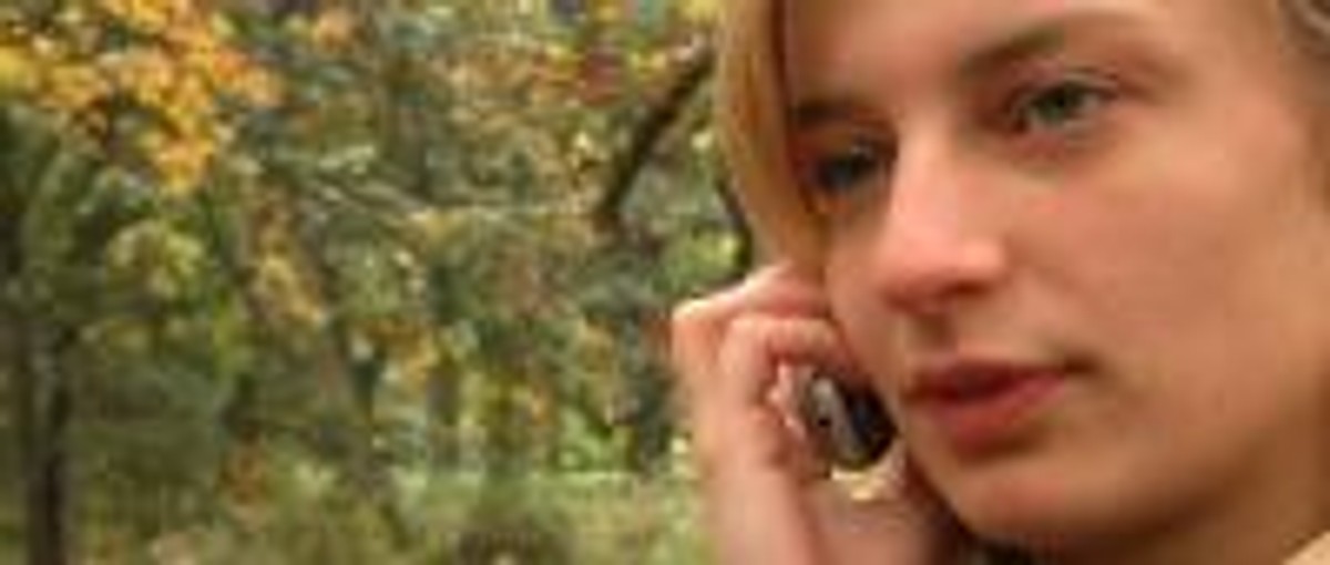 kobieta rozmawiająca przez telefon