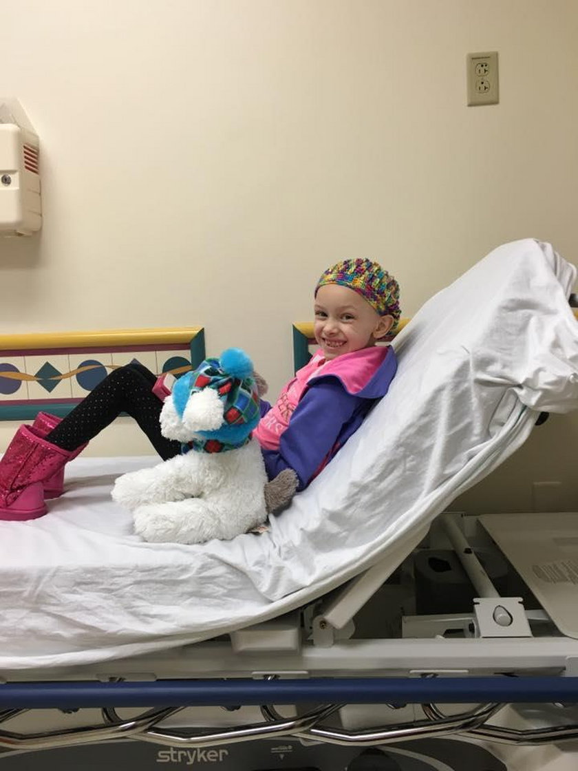  7-letnia Sophi Strong świętuje wygraną z rakiem