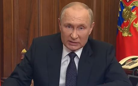 Władimir Putin pochyla głowę podczas przemówienia