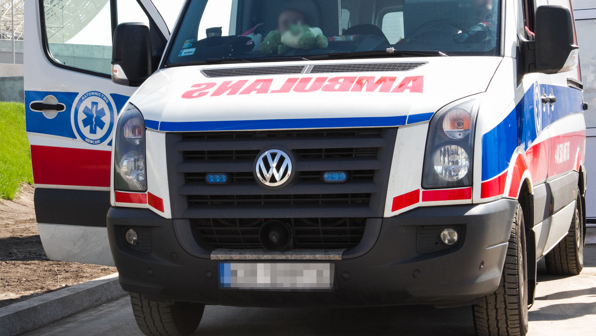 Wypadek podczas kontroli drogowej w Dąbrowie Górniczej. Ciężarówka potrąciła policjanta dąbrowskiej drogówki. Funkcjonariusz stracił nogę.