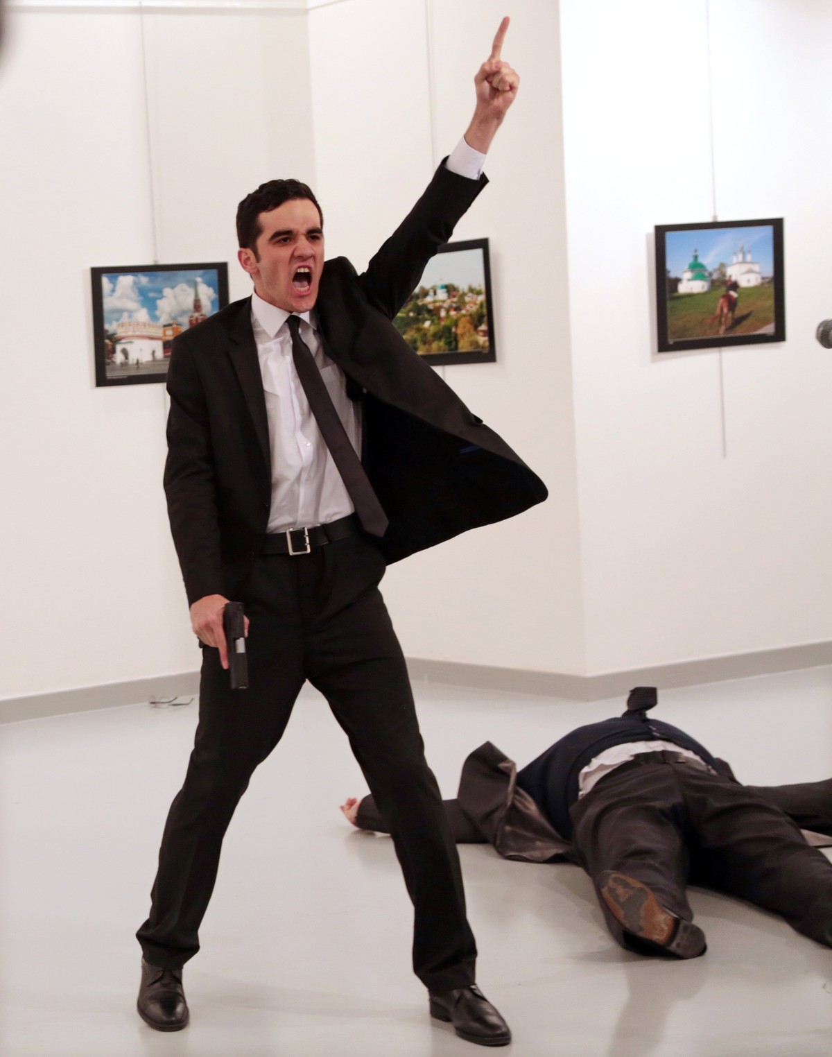 Burhan Ozbilici za swoje zdjęcie przedstawiające zabójcę rosyjskiego ambasadora w Turcji otrzymał główną nagrodę World Press Photo 2017