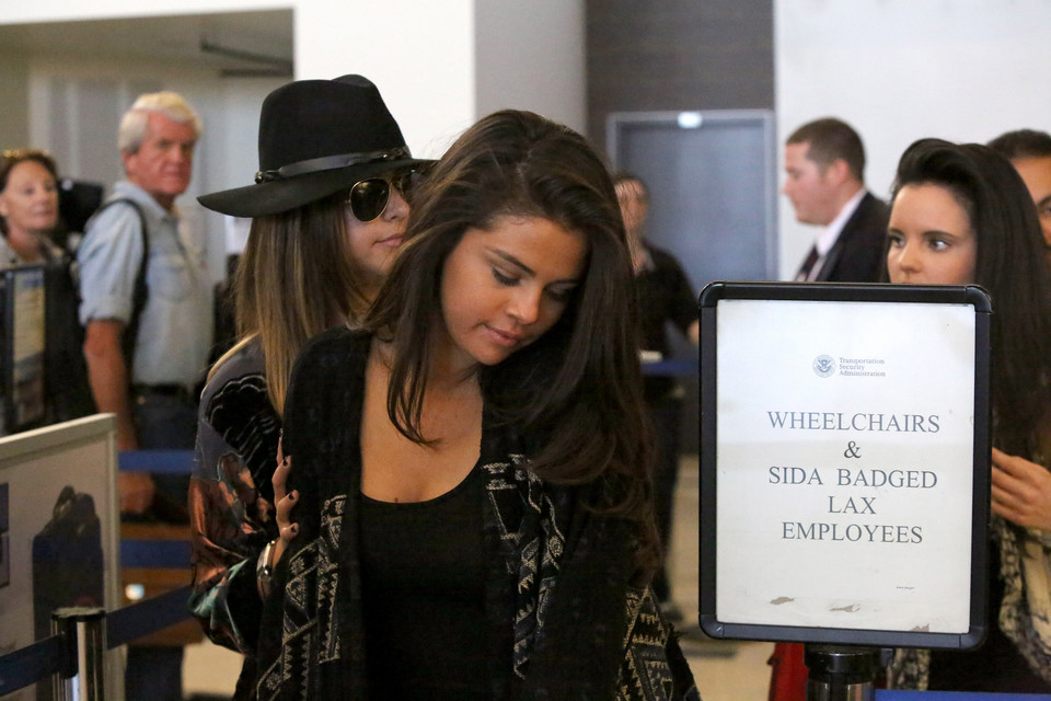 Selena Gomez na lotnisku w Los Angeles