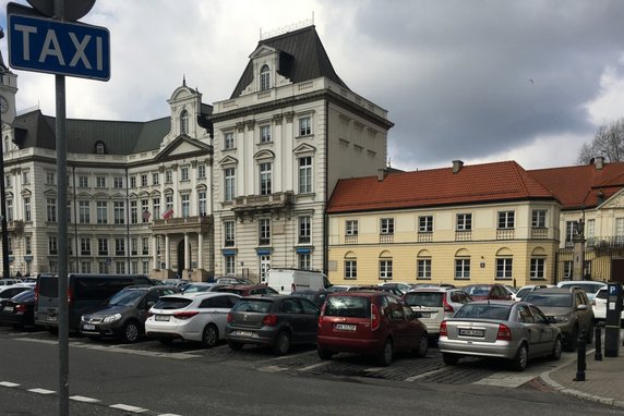 Plac zamieniony w dużej części w parking.