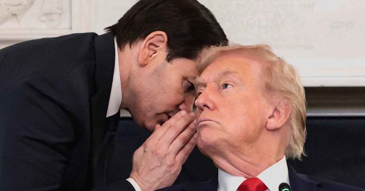 To on stoi za odwołanym szczytem w Budapeszcie. "Chce uchronić Trumpa przed porażką"