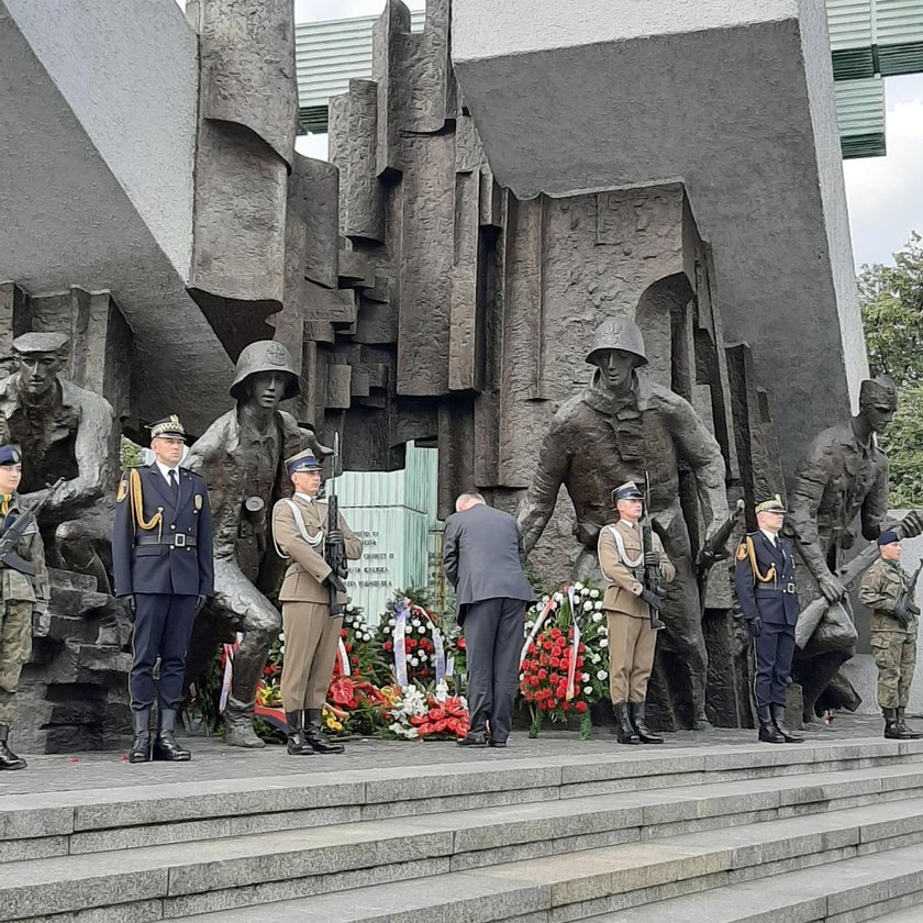 Powstanie Warszawskie. Ambasada Niemiec opuściła flagę do ...