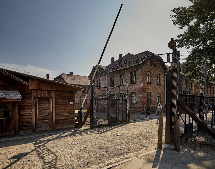 Brama prowadząca na teren byłego obozu Auschwitz I. Widok współczesny.