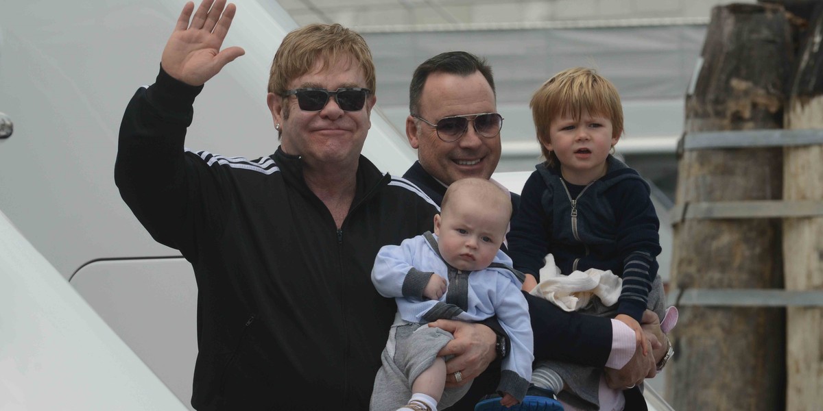 Elton John i David Furnish z synami 