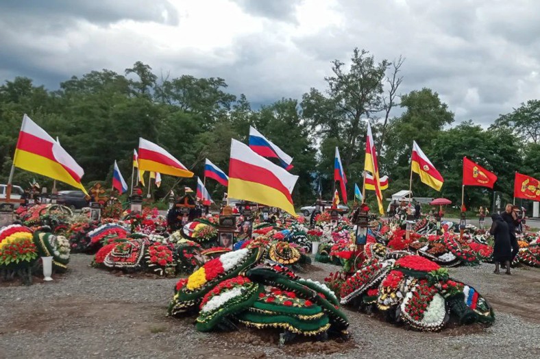 Groby żołnierzy zabitych w Ukrainie. Cmentarz we Władykaukazie, lipiec 2022 r.