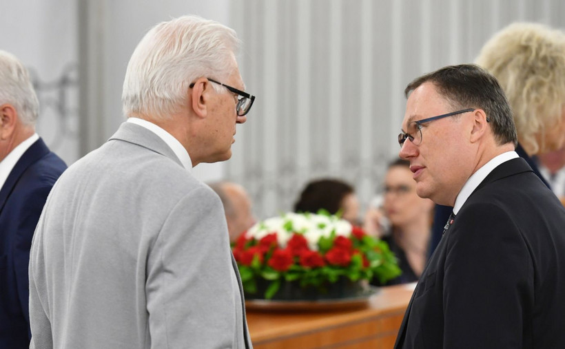 Senatorowie Grzegorz Bierecki (P) i Andrzej Stanisławek (L) na sali obrad Senatu