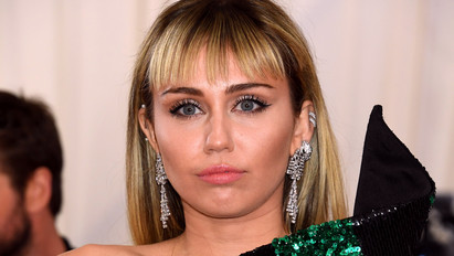 Az élő pokol: halálra rémült a repülőgépen Miley Cyrus