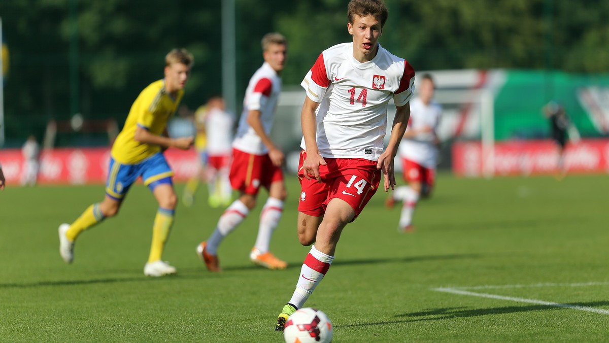 Media w Wielkiej Brytanii wciąż uważnie śledzą losy Krystiana Bielika. Tym razem największe serwisy sportowe odnotowały fakt, że 17-letni Polak zadebiutował w barwach Kanonierów w zespole do lat 18. Nie był to wymarzony debiut, bo Arsenal przegrał z Norwich 1:3, a Bielik został zmieniony po 50 minutach.