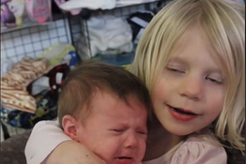 Beba je VRIŠTALA kad god je starija sestra zagrli, a onda su roditelji otkrili NAJJEZIVIJU ISTINU: Ćerku su pronašli na podu i shvatili - plakanje je bilo UPOZORENJE DA PRETI NAJGORE