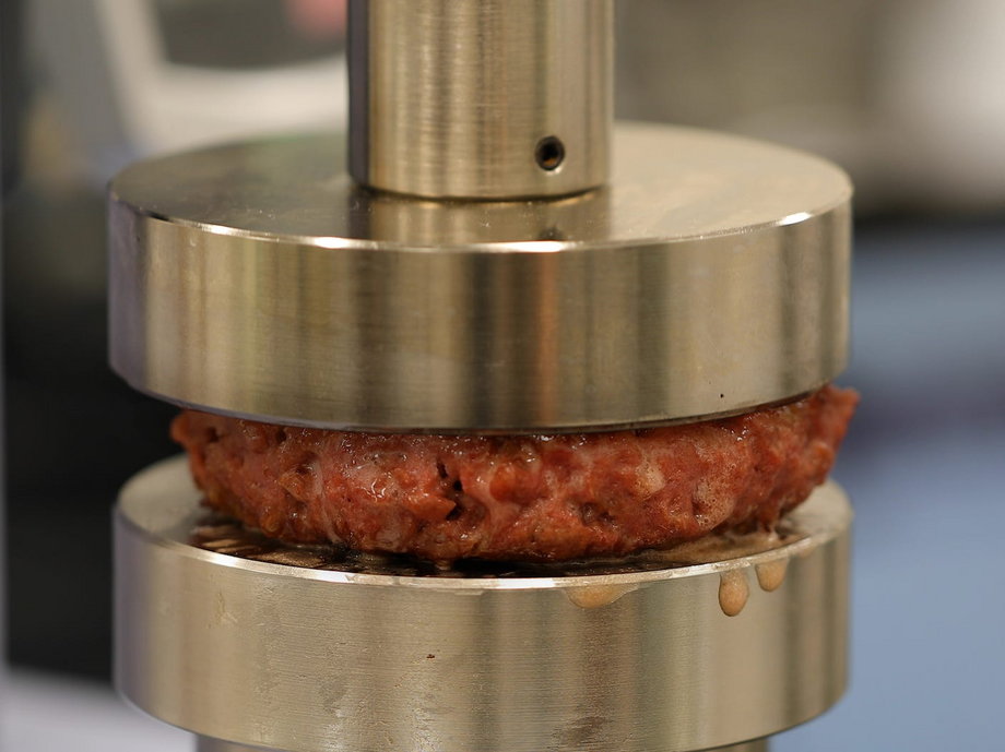 Maszyna do miażdżenia w laboratorium Beyond Meat, która symuluje żucie i bada zachowanie produktu