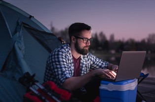 Branża IT. Kim są cyfrowi nomadzi i jak pracują? [BADANIE]