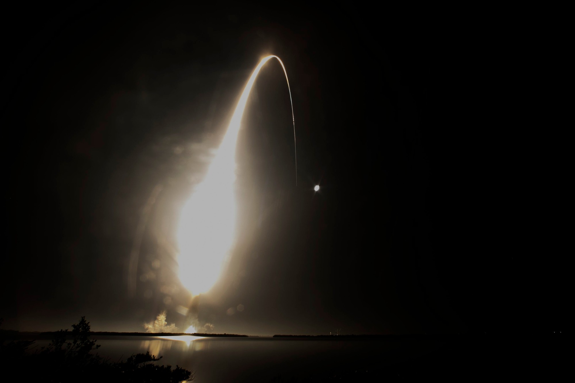 Nová raketa z dielne NASA úspešne odštartovala na testovací let k Mesiacu.