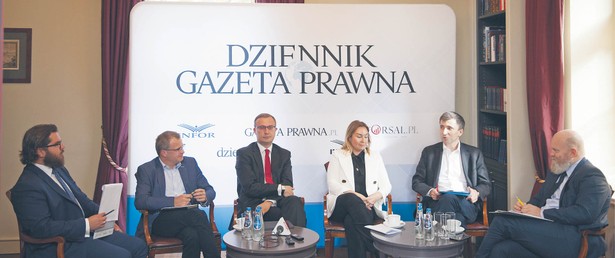 Uczestnicy debaty: Paweł Borys, prezes, Polski Fundusz Rozwoju; Ludwik Kotecki, były wiceminister finansów, główny ekonomista MF, jeden z autorów zmian w OFE za czasów PO; Małgorzata Rusewicz, prezes Izby Gospodarczej Towarzystw Emerytalnych, wiceprezes Izby Zarządzających Funduszami i Aktywami; Andrzej Rzońca, główny ekonomista PO