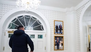 Fotografija Trampa i Putina na zidu u Beloj kući 