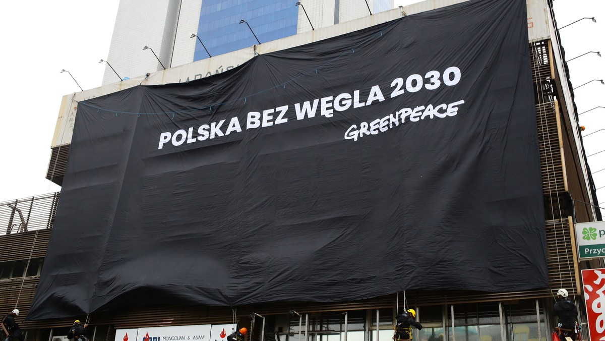 Aktywiści Greenpeace zasłonili siedziby Prawa i Sprawiedliwości oraz Platformy Obywatelskiej czarnymi transparentami z napisem: "Polska bez węgla 2030”. Organizacja protestuje przeciw "ignorowaniu kryzysu klimatycznego przez największe polskie partie".