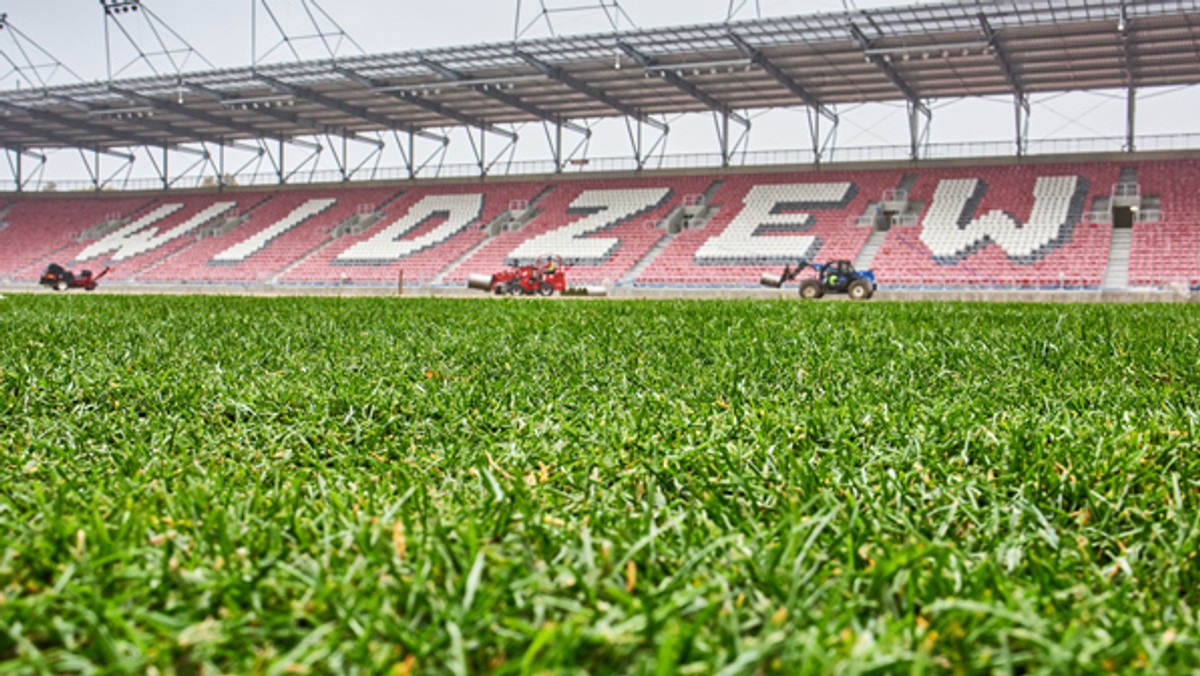 Przedstawiciele władz Łodzi dziś zakomunikowali, że policja zaakceptowała wszystkie zmiany wprowadzone na stadionie Widzewa. To oznacza, że nie ma przeciwwskazań, by zorganizować na stadionach imprezy masowe. Tym samym, potwierdziły się wczorajsze informacje Onetu - na meczach będzie komplet widzów.