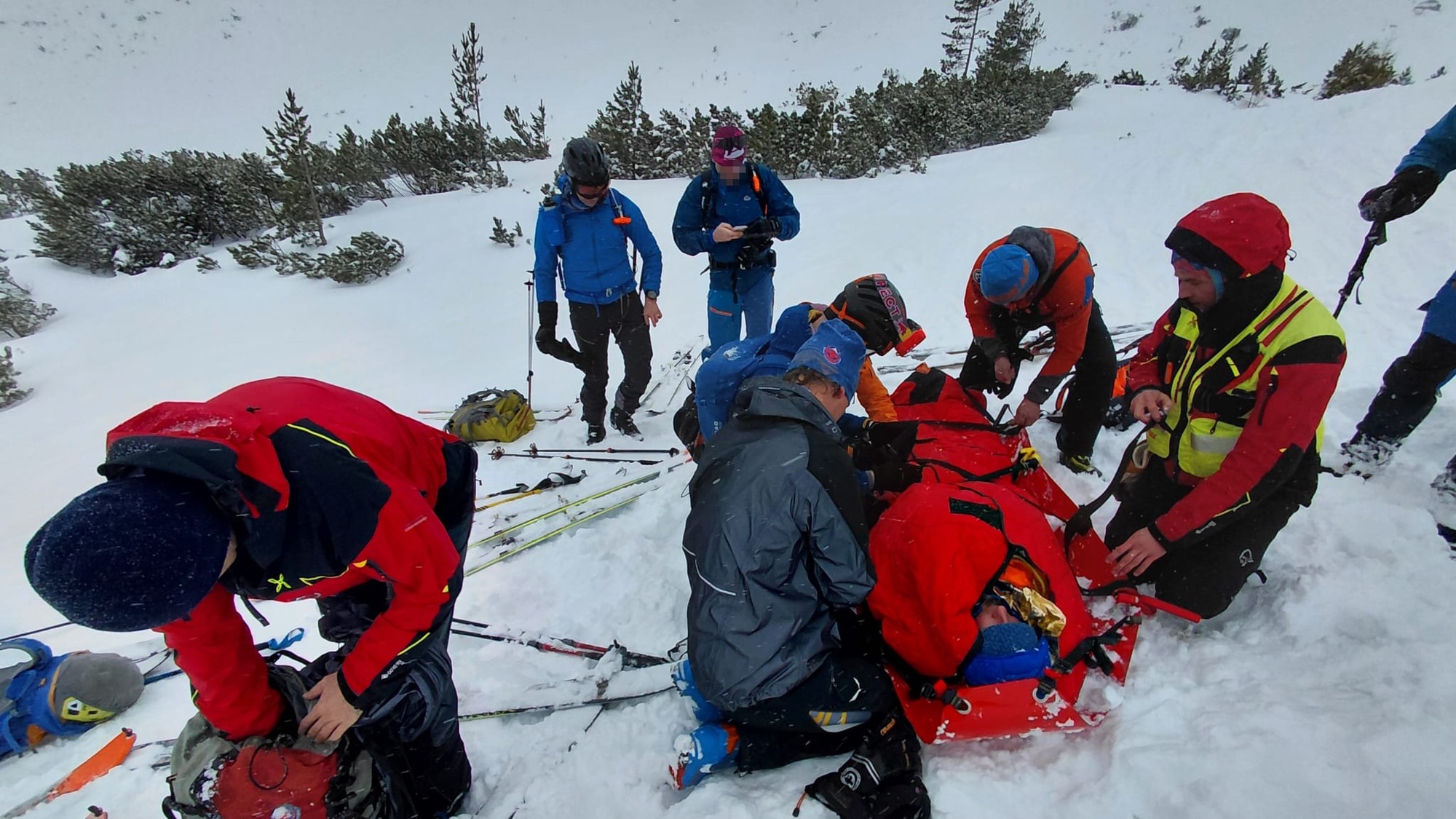 Pri páde lavíny v oblasti Malého Hincovho plesa sa zranil 51-ročný turista