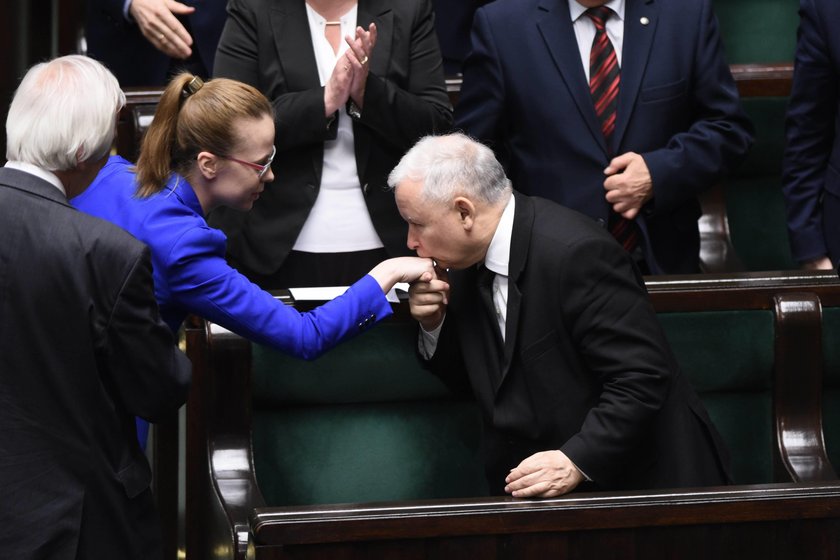 Prezes PiS czule przywitał nową posłankę