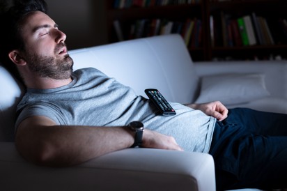 Szokása, hogy esténként a tévé előtt alszik el? Nem biztos, hogy jól teszi