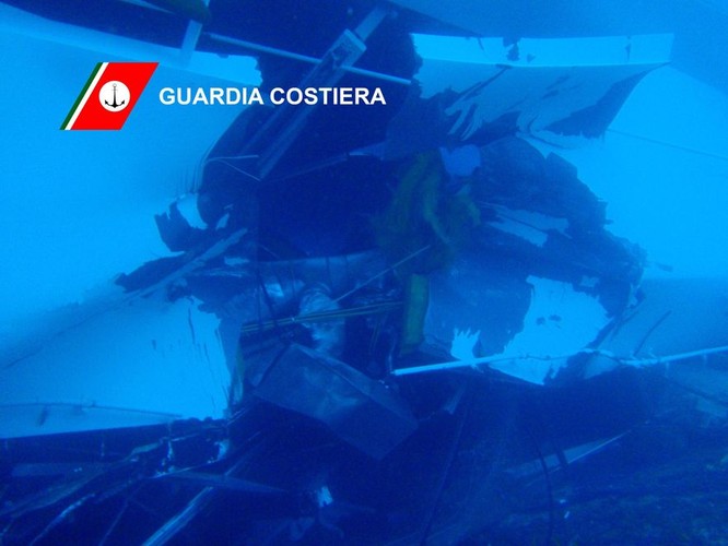 Pod wodą wciąż pracują nurkowie