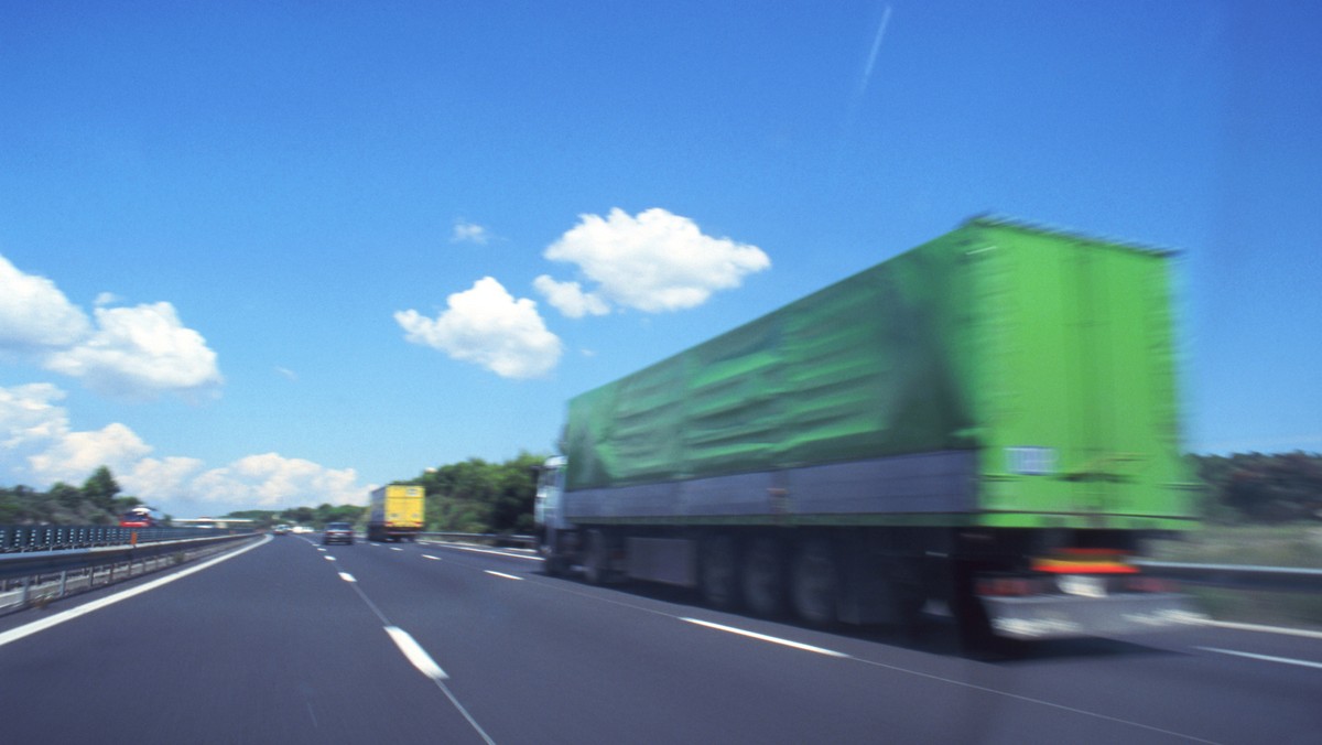 Od jutra na autostradzie A4 zacznie obowiązywać zakaz wyprzedzania dla tirów na odcinku między Wrocławiem a Legnicą. Taką decyzję podjęła Generalna Dyrekcja Dróg Krajowych i Autostrad wspólnie z wojewodą dolnośląskim i policją.