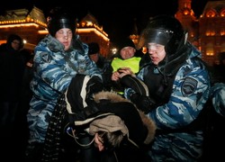 Pacyfikują demonstrację w Moskwie. Zatrzymali też Nawalnego